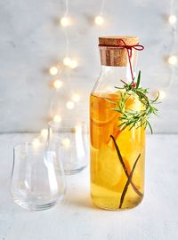 Un cadeau gourmand maison, c’est toujours apprécié. Cette recette de Noël de rhum arrangé faite avec du rhum blanc est sublime.