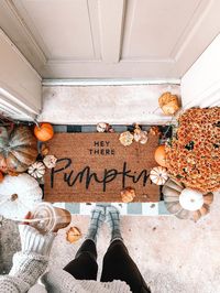 fall home decor, seasonal decorations, front porch, fall porch, cozy fall decor, fall tablescape, decorating an apartment, decorating small spaces, home decor goals, fashion blogger, lifestyle blogger, fall fashion, pumpkins, fall decorations, apartment life, interior design, buffalo plaid, #mums, #falldecor, #fallfashion, #apartmentlife, #buffaloplaid, #pumpkin, #fallporch, #falltablescape, #cozyfall, #interiordesign, #fallfashion, #design