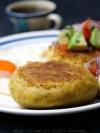 Green plantain patties stuffed with cheese {Tortillas de verde}