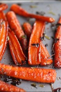 These Honey Balsamic Roasted Carrots are beautifully caramelized in a sweet and sticky glaze. The perfect side dish for your Sunday roast #carrots #roastedveggies #honey #balsamicvinegar #sidedish | www.dontgobaconmyheart.co.uk