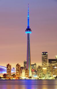 🇨🇦 CN Tower (Toronto, Ontario), architect John Andrews, photo by Tony Shi 🏙🌅