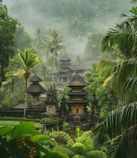 Les temples balinais, appelés pura, sont au cœur de la culture et de la spiritualité de l’île de Bali, en Indonésie. Ces temples hindouistes, souvent magnifiquement sculptés en pierre ou en bois, sont dédiés aux divinités balinaises et aux forces de la nature. Ils sont construits dans des lieux symboliques comme au sommet des montagnes, près de la mer ou dans les forêts, renforçant l’harmonie entre les humains, les dieux et la nature.