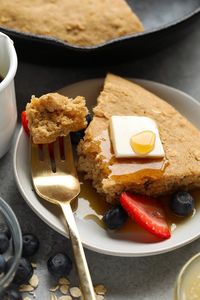 This applesauce skillet pancake cake is a healthy breakfast option for the week! You can meal-prep this pancake cake early in the week for healthy options all week long!