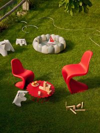 Vitra's latest and iconic collections transform your garden into an exclusive setting bursting with color. From the iconic Panton chair to Ronan & Erwan Bouroullec's Belleville, these unique pieces lend timeless style to your open-air spaces.