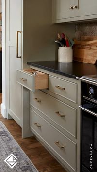 Custom drawers ensure there's a place for all your utensils and cookware! 🍴🍳✨ This kitchen is equipped with a two-tier cutlery drawer, a utensil divider drawer, and a peg drawer...#KitchenOrganization #FunctionalKitchen #KitchenDesign #KitchenDrawers #KitchenDrawerOrganization