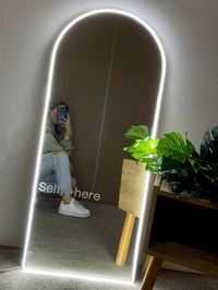 Espejo con neón led flexible, libre de gases tóxicos, con frase "Selfie here" en vinil blanco mate. Cuenta con soporte trasero para su fácil instalación Incluye un eliminador de 12 voltios. No se recomienda su colocación en baños o áreas húmedas.