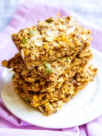 Looking for a healthy, simple recipe for those ripe or even overripe bananas? Use them up with these banana oatmeal bars! No flour, no egg and no sugar needed. Perfect fuel for breakfast, snack, workout or to take on the go. Add chocolate chips, peanut butter, nuts, seeds or other toppings!