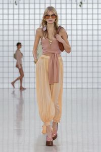 Chloé Spring 2025 Ready-to-Wear https://www.vogue.com/fashion-shows/spring-2025-ready-to-wear/chloe/slideshow/collection#44