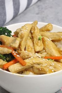 The easiest, most unbelievably delicious Honey Garlic Chicken recipe. And it’ll be on your dinner table in just 15 minutes. Succulent chicken cooked in honey, garlic and soy sauce mix, seared in frying pan with vegetables. Ready in 15 minutes! Quick and easy dinner recipe. Video recipe. | Tipbuzz.com #HoneyGarlicChicken #EasyChickenRecipe