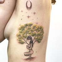 Tatuagem criada por Sindy Brito de Brasília.  Mulher em forma de árvore com ceu estrelado.