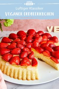 So süß kann vegan sein! Probiere unsere leckere Erdbeertorte aus und lass dich von der gesunden Variante überzeugen! #einfachbacken #saison #summer #erdbeeren #torte #vegan #beeren #gesund #süß #gesund #soja