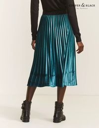 Buy Harriet Velvet Pleated Skirt today from FatFace. FREE UK Delivery on all orders over £50.