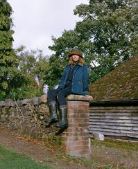 Taking inspiration from the classic bucket style, the Barbour Brackley Waxed Bucket Hat is a must-have accessory staple for men. It’s imagined in a contrasting colour-block waxed cotton with an oversized brim and cord trim. Complete with a tartan lining and tartan fabric ties, it offers a nod to the classic Barbour heritage.