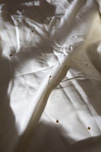 With subtle embroidered dots on one side, this bedding set is made of gently produced organic and GOTS certified cotton. You can choose between three understated, yet contemporary colourways of the bedding set, featuring a fold-over closure of the pillow cover and a zipper in the duvet. The bedding comes in a matching cylindric tote bag.