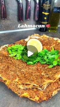 Ramin | Einfache & Leckere Rezepte on Instagram: "Lahmacun 🇹🇷 

Dieses Lahmacun Rezept erinnert mich an meine letzte Istanbul-Reise. Ein guter Lahmacun braucht einfach nur etwas Kräuter und einen Schuss Zitronensaft.

Wie isst du Deinen Lahmacun am liebsten?

Zutaten (für ca. 10 Lahmacuns)
•	700 g Mehl
•	1 TL Salz
•	1 TL Zucker
•	1 Päckchen Trockenhefe
•	Ca. 350-450 ml Wasser
•	2 EL Olivenöl
•	400 g Rinderhackfleisch
•	1 Zwiebel
•	2 rote + 2 grüne Spitzpaprikas
•	2 Tomaten
•	1 EL Tomaten- & Paprikamark
•	1 handvoll Petersilie
•	1 Chili
•	1 TL Kreuzkümmel
•	1 TL Isot
•	Salz und Pfeffer nach Geschmack
Zubereitung
Teig
1.	Mehl, Hefe, Salz, Zucker, Olivenöl und Wasser vermischen.
2.	Alles gut verkneten bis es sich bindet. Dann auf die Arbeitsfläche Mehl geben und so lange kneten bis ein gesc