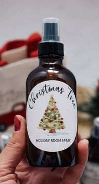 Looking for the perfect diy Christmas gifts? Check out these holiday room sprays made with essential oils! Plus you can download free printable bottle labels to make this awesome diy Christmas gift even better. #Christmas #Holidays #DIY #Gifts