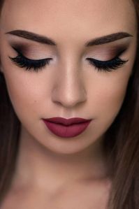 Are you searching for the trendiest prom makeup looks to be the real Prom Queen? We have collected many ideas for your inspiration.