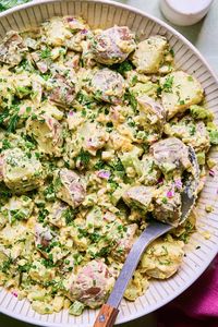 This potato salad is great for summer parties and potlucks as it is such a crowd pleaser! It’s crunchy, creamy, tangy and herby and so delicious without being too heavy. Since this is a Greek yogurt-based dressing and has hard boiled eggs, it’s also full of protein, so you can feel good about serving it. #herby #mayofree #easy #potato #salad #summerrecipes #healthy #hardboiledegg #sidedish #easy #tangy