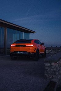 Lamborghini Urus SE 2024 Engine: 4.0L V8 Twin Turbo Hybrid Power: 588 kW / 800 hp Torque: 950 Nm / 701 lb-ft 0-100 kph: 3.4 seconds Top Speed: 312 kph / 194 mph