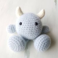 Crochet and felt your own monster with this easy to follow pattern, suitable for beginners!