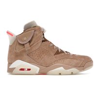 ﻿Travis Scott﻿ skaber endnu engang en ikonisk ﻿Jordan 6﻿, der hitter blandt sneakerheads! Den limiterede sneaker består af en ﻿British Khaki ﻿upper, der spiller perfekt sammen med de ﻿﻿creme detaljer på skoens sål.