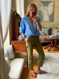 An oversized linen shirt teamed with cropped kick flare chinos & pearls . To shop similar pieces to what I’m wearing click on the link below ⬇️ . #ootd #wiw #lotd #over40 #over40fashion #fashion #midlifestyle #over40style #midlife #whattowear #howtostyle #style #stylingtips #styleover40 #fashionover40 #timelessfashion #effortlessstyle #everydaystyle #ideasonwhattowear