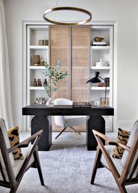 Four Hands’ Keane desk and Adara chair appear in the study. Seating from Memorial Antiques & Interiors rests on Stark’s Tiber rug below a Fiama chandelier from Visual Comfort.