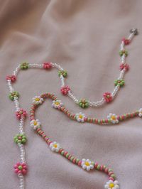 ❀ Beaded elegant daisy necklace! ❀ - original length is 42cm (16.53inch) but can be customized, just send me a message or leave me a note in the 'Personalization' section with the length you want - 2 color options - for longer wear please avoid showering, bathing, doing sports or sleeping with the necklace on - I make them all by myself so it may take me 1-5 days to make yours and get the package ready to ship, please be patient with me!