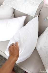 The Best Pillow Inserts That Never Need to be Re-Poofed! | House Full of Summer collaboration with Lo Home. Squish-proof pillows. Thick pillow inserts, throw pillows, bed pillows, Palm Beach chic, coastal decor, floral tassels, white interior