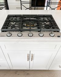 Choosing between a separate cooktop and wall oven or a stove oven combo? 🤔 ⭐️Separate stovetop and wall oven: ergonomic, flexible, and stylish ⭐️Stove oven combo: cost-effective and compact The choice really depends on which suits your kitchen and needs best!