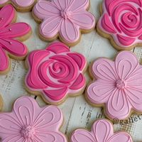 Galletas De Kuki on Instagram: "🌸BONITO LUNES 🌸  Estas hermosas flores formaron parte de un set divino 🫶🏽 verlas me recuerda a lo poco que estamos de iniciar la primavera de las temporadas mas coloridas y bonitas del año 🌷  #sugarcookies #flowerscookies #cookiesflowers #flowers #cookies #pink #royalicing #ａｅｓｔｈｅｔｉｃ"