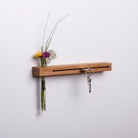 Porte-clés avec vase, par Woods : ✔ Porte-clés avec vase, fabriqué en bois et à la main en Bavière  ✔ Différents bois disponibles ✔ Support sûr pour vos clés ✔ Montage facile - Gabarit de perçage inclus Vous avez encore raté le bus parce que vous avez dû chercher vos clés ? Ce matin encore, vous vous êtes retrouvé planté devant votre voiture, remarquant seulement à ce moment-là que vous n'aviez pas pris la clé ? Avec notre porte-clés mural en bois, cela ne vous arrivera plus. Placez-le à côté de