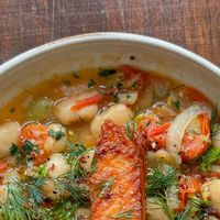 Amy Brett on Instagram: "A fave fish dish of mine. Salmon with a Mediterranean fennel, olive and butterbean stew. You’ll be licking the plate clean with this one 🐟🫘

For 2 people:
3 garlic cloves, crushed
1 tbsp chilli flakes
1 tbsp fennel seeds
1 fennel, finely sliced
350g cherry, tomatoes, halved
10 large green olives, roughly chopped
1 tbsp capers
1 jar @boldbeanco butter beans
Handful parsley, finely chopped
½ lemon, juice
2 salmon fillets, seasoned with salt 
1 tsp butter
1 tsp olive oil
Dill to serve 

1. Heat a glug of olive oil and a deep saucepan and add the garlic, chilli flakes and fennel seeds, gently fry for 2 mins then add in the fennel, cover and gently cook till soft for 7 mins.
2. Next, add in the tomatoes, olives, capers, butter beans, then fill the butter bean jar up w