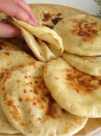 Pão de frigideira com fermento em pó que é bem rápido e tem um sabor super gostoso e bom, confira como preparar esta delícia.