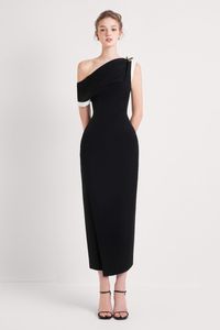 This sophisticated dress features a unique diagonal neckline and is crafted from high-quality polycotton for ultimate comfort and style. Perfect for any occasion, show off your refined taste with this exclusive piece. Length: - From the right arm point down to the hem: 100.5cm/101.5cm/102.5cm/103.5cm/104.5cm (XS/S/M/L/XL)- From the left shoulder to the hem: 118cm/119cm/120cm/121cm/132cm (XS/S/M/L/XL)- From the waist to the hem: 77.5cm/78cm/78.5cm/79cm/79.5cm (XS/S/M/L/XL)