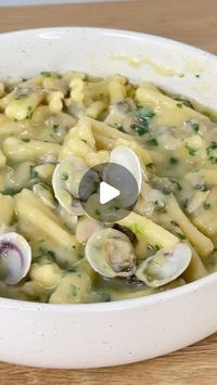 Rossella Maraio on Instagram: "E se non piace… dire che è Gourmet 🎄😂🚀

📔Pasta Patate Vongole e Pecorino 

Ingredienti
320 g pasta (in questa ricetta ho usato le caserecce)
1 kg vongole
2 patate (grandi)
q.b. prezzemolo
1 spicchio aglio
q.b. peperoncino (secco o fresco, una punta ne basterà )
30 g pecorino
q.b. olio extravergine d’oliva

#pasta #primopiatto #pastaconlevongole #spaghetticonlevongole #menudinatale #natale #rossellapaneecioccolato"