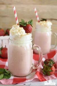 Easy Strawberry Cheesecake Smoothie is one tasty breakfast or snack recipe! It's creamy, and healthish because it's made with Greek yogurt! #recipes #strawberries #strawberryrecipes #greekyogurt #greekyogurtsmoothies #smoothies #strawberrycheesecake #strawberrysmoothie #drinkrecipes #cheesecake #ad #milk