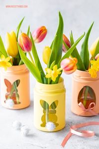 Blumenvasen selber machen aus Marmeladengläsern mit Schablone (Hase, Ei) & Sprühfarbe: tolle Vasen zu Ostern als Tischdeko oder Mitbringsel!