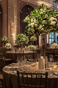 Decoração clássica em branco e verde para casamento