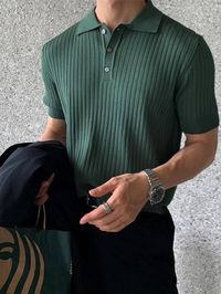 Seu guarda-roupa está precisando de uma atualização? A Camisa Polo Texturizada é a solução perfeita para elevar o seu estilo casual para um novo patamar. Feita com material 100% algodão orgânico, esta camiseta combina moda e conforto em uma única peça versátil. Benefícios que você vai adorar Quando se trata de roupas casuais, conforto é essencial. A Camisa Polo Texturizada oferece uma sensação suave e respirável, permitindo que você se mova livremente durante o dia. Além disso, seu design listra