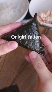 Wie man ONIGIRI faltet #Onigiri #JapanischeKüche #Reisbällchen #JapanischesEssen #Rezept #Foodie #JapanischeRezepte #Sushi #AsiatischeKüche #Selbstgemacht #Reis #Streetfood #HealthyFood #Bento #JapaneseFood #reis #JapanischeRezepte #JapanischeKüche #reelsvideo #foodiegram #reelsvideo