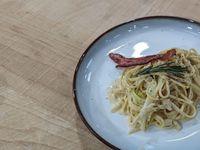 Linguines à l’effiloché de poireaux, lardons, pommes et cheddar