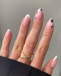 42  Très-Chic Short Almond Nail Ideas (2024) - DrExplains