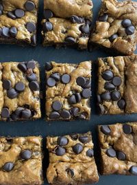 Flourless Peanut Butter Banana Chocolate Chip Bars (One Bowl) - Hungry Happens