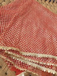 Eine wunderschöne Hot Red Base und Gold Pailletten bestickt lange Net Dupatta, Eine perfekte Dupatta kann in Kontrast oder schlichtem Outfit getragen werden. Länge: 2,50 Meter -Soft Net Dupatta. -Blutrote Basis mit goldenen Pailletten- und Fadengestickten Mustern und Gota-Spitze an den Rändern. -Ein Muss für jedes Outfit, um sich in dieser Hochzeitssaison hervorzuheben. -Perfekt für nikkha, mehndi, sangeet dholki veranstaltungen. - Traditionell gemusterte Borte.