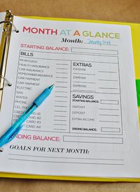 The Ultimate Printable Budget Binder - featuring 10+ amazing printables that'll make you want to get on track with your budget! Cute and simple - anyone can do it. Promise.