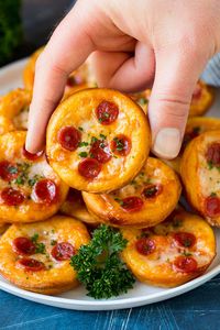 Mini pizzas topped with pepperoni are a fun and easy appetizer option. #pizza #dinneratthezoo #appetizer