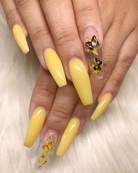 What is the popular color for acrylic coffin nails in Spring?We found about 20 styles of coffin nails for girls in the Spring. Hope you love it.