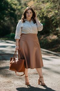 Discover the perfect summer business casual outfits for plus-size women. From breezy dresses to stylish separates, these looks are both comfortable and professional.