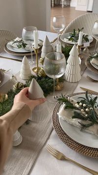 Christmas Table 🌲 • • • Credits: @daisydazehomeware #christmas #christmasdecor #beautifulhome #christmastrees #garland #christmastable